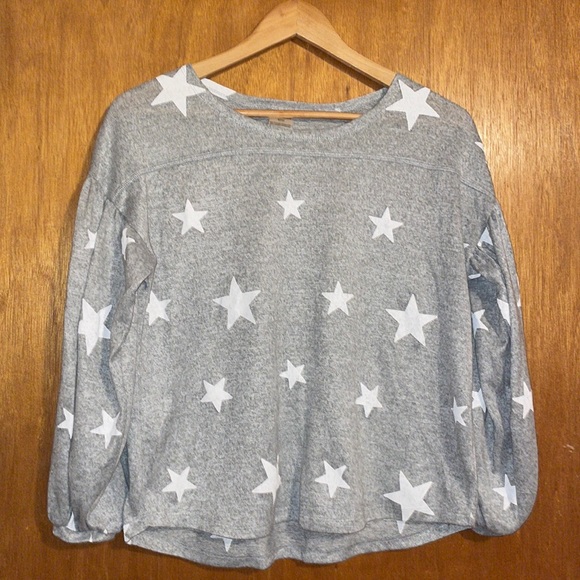 •MODA•GRAY & WHITE BOUTIQUE STAR BALLON SLEEVE AND CINCHED WRIST HEM. SIZE MED. - Picture 3 of 6